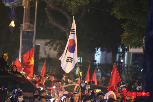 Việt Nam vào tứ kết Asian Cup 2019, CĐV nhuộn đỏ các con đường ở thủ đô Hà Nội - Ảnh 17.