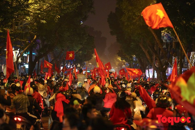 Việt Nam vào tứ kết Asian Cup 2019, CĐV nhuộn đỏ các con đường ở thủ đô Hà Nội - Ảnh 18.