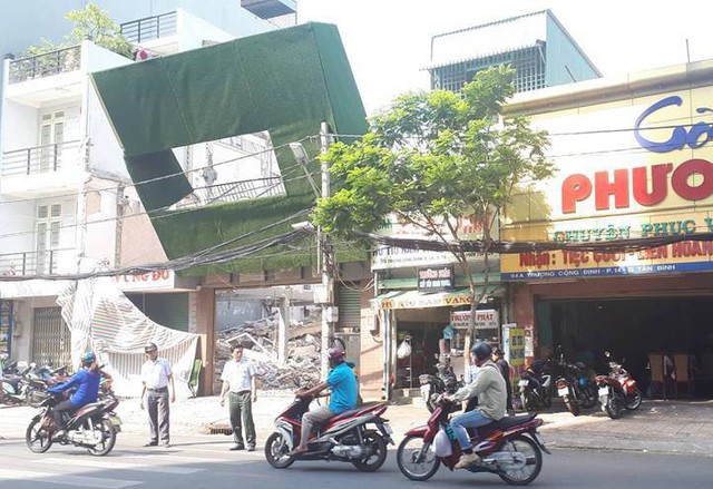 Trụ điện cứu mạng nhiều người khi biển quảng cáo đổ ở Sài Gòn - Ảnh 1.