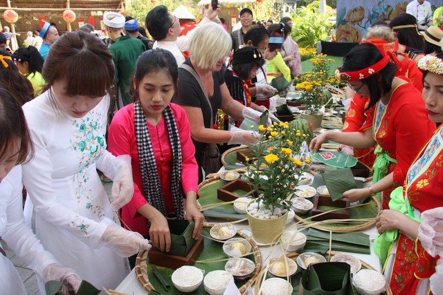 Khách quốc tế trải nghiệm tết Việt với lễ hội bánh chưng - Ảnh 3.
