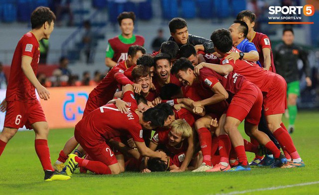 Truyền thông quốc tế đồng loạt ngả mũ trước chiến thắng của Việt Nam - Ảnh 1.