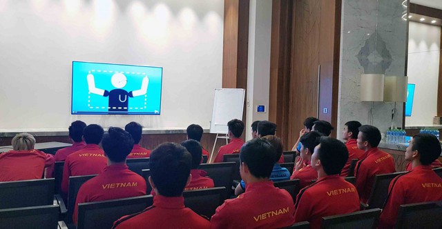 Các tuyển thủ Việt Nam chăm chút nghe về công nghệ VAR  - Ảnh 1.