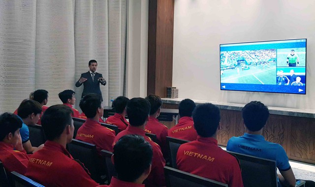 Các tuyển thủ Việt Nam chăm chút nghe về công nghệ VAR  - Ảnh 2.