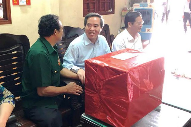 Trưởng Ban Kinh tế Trung ương thăm và tặng quà tại tỉnh Quảng Ngãi - Ảnh 3.