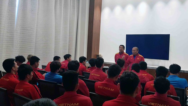 Các tuyển thủ Việt Nam chăm chút nghe về công nghệ VAR  - Ảnh 3.