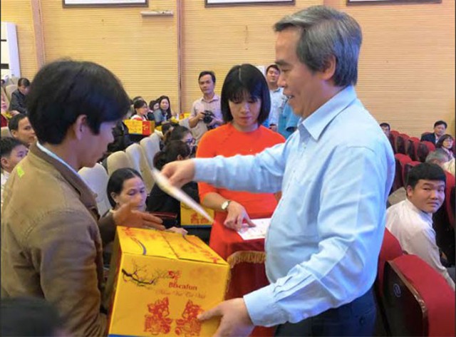 Trưởng Ban Kinh tế Trung ương thăm và tặng quà tại tỉnh Quảng Ngãi - Ảnh 4.