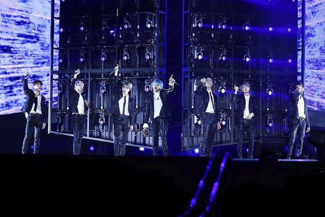 BTS khiến các người hâm mộ Singapore lịm tim trong concert khủng - Ảnh 1. BTS khiến các người hâm mộ Singapore lịm tim trong concert khủng - Ảnh 1.