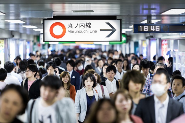 Tàu điện ngầm Nhật Bản tặng đồ ăn miễn phí để giảm tải hành khách - Ảnh 1.