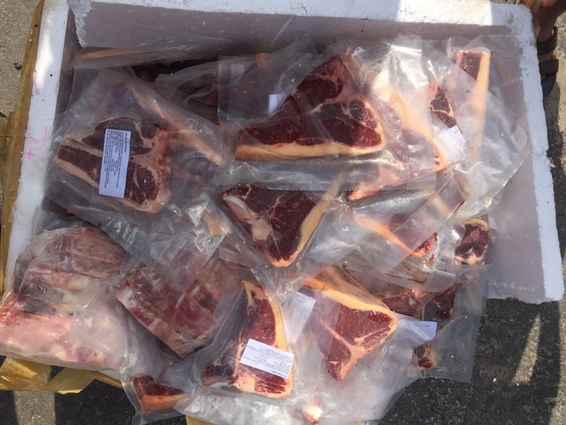 Cảnh sát phát hiện hơn 750 kg thịt không rõ nguồn gốc được vận chuyển trên xe khách - Ảnh 3.