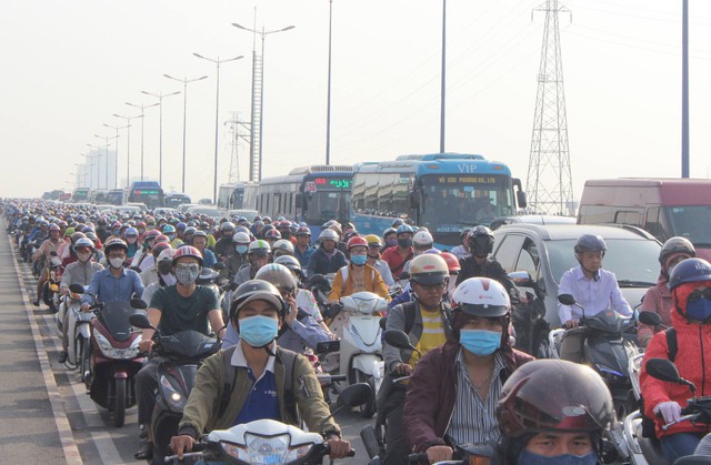 Cửa ngõ Sài Gòn kẹt xe nhiều cây số từ sáng đến trưa ngày cận Tết - Ảnh 2.