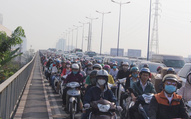 Cửa ngõ Sài Gòn kẹt xe nhiều cây số từ sáng đến trưa ngày cận Tết - Ảnh 5.