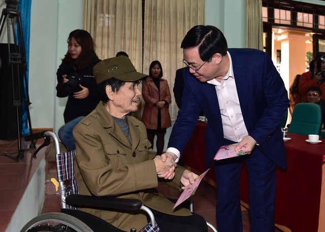Phó Thủ tướng Vương Đình Huệ tặng quà Tết người có công, hộ nghèo tại Bắc Giang - Ảnh 1.
