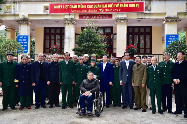 Phó Thủ tướng Vương Đình Huệ tặng quà Tết người có công, hộ nghèo tại Bắc Giang - Ảnh 2.