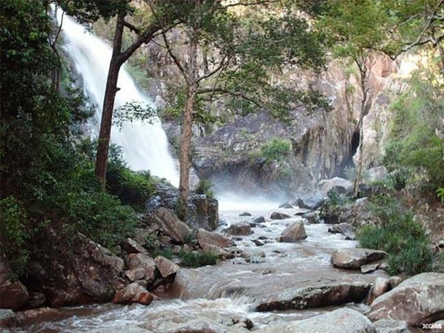 3 du khách tử vong khi leo lên thác nước Tà Gụ ở Khánh Hòa - Ảnh 1.