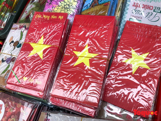 Xuất hiện bao lì xì in hình đội tuyển Việt Nam cực hot trên phố Hàng Mã - Ảnh 10.