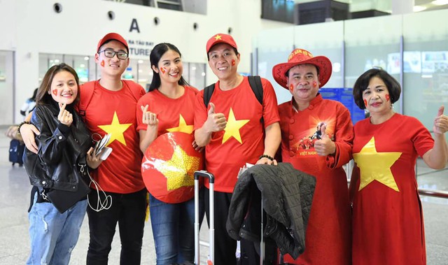 Áo dài Việt sang Dubai cổ vũ đội tuyển Việt Nam - Ảnh 2.