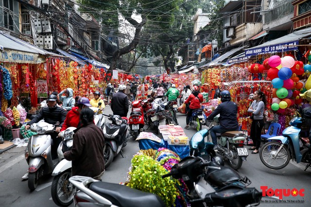 Xuất hiện bao lì xì in hình đội tuyển Việt Nam cực hot trên phố Hàng Mã - Ảnh 1.