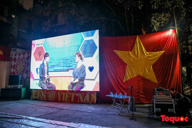 Hình ảnh CĐV Việt Nam khí thế hừng hực tiếp lửa cho ĐT Việt Nam ở quê nhà - Ảnh 2.