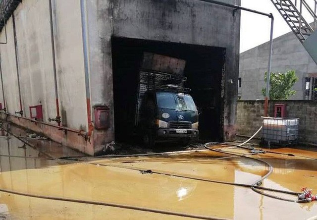 Bình Dương: Cháy công ty sau tiếng nổ lớn, 1 người chết, nhiều người bị thương - Ảnh 1.