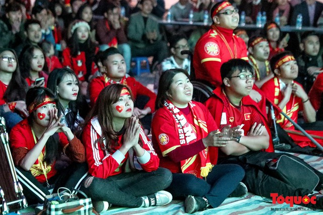 Hình ảnh CĐV khóc nức nở khi ĐT Việt Nam dừng chân đầy tiếc nuối ở tứ kết Asian cup 2019 - Ảnh 4.