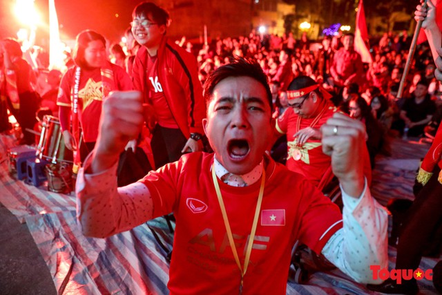 Hình ảnh CĐV khóc nức nở khi ĐT Việt Nam dừng chân đầy tiếc nuối ở tứ kết Asian cup 2019 - Ảnh 6.