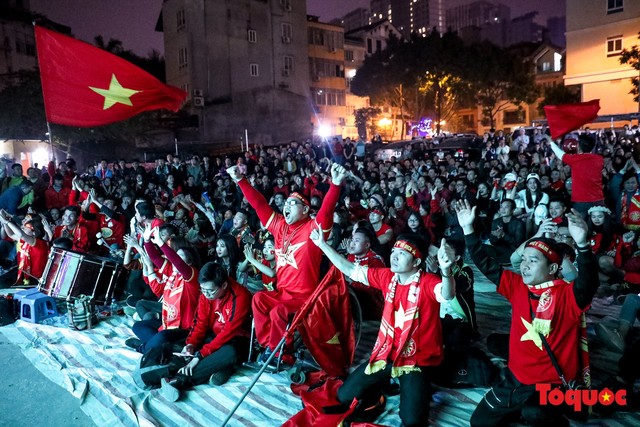 Hình ảnh CĐV khóc nức nở khi ĐT Việt Nam dừng chân đầy tiếc nuối ở tứ kết Asian cup 2019 - Ảnh 2.