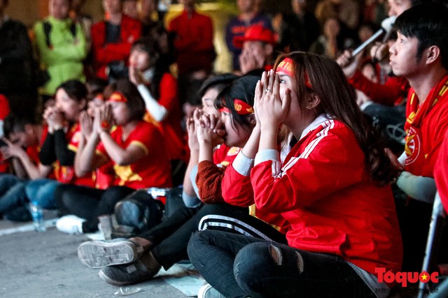 Hình ảnh CĐV khóc nức nở khi ĐT Việt Nam dừng chân đầy tiếc nuối ở tứ kết Asian cup 2019 - Ảnh 10.
