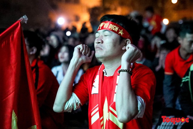 Hình ảnh CĐV khóc nức nở khi ĐT Việt Nam dừng chân đầy tiếc nuối ở tứ kết Asian cup 2019 - Ảnh 8.