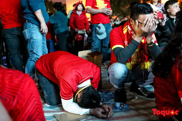 Hình ảnh CĐV khóc nức nở khi ĐT Việt Nam dừng chân đầy tiếc nuối ở tứ kết Asian cup 2019 - Ảnh 9.