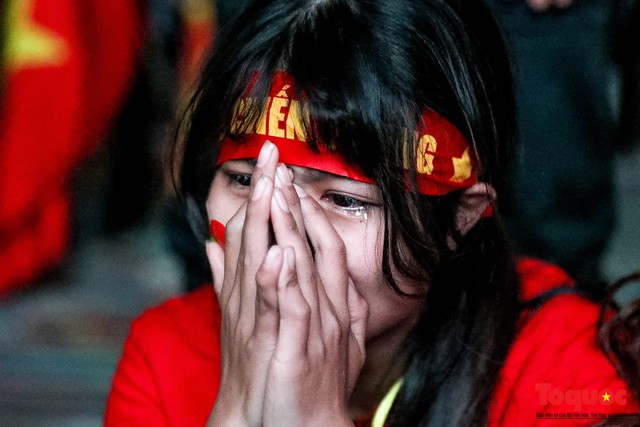 Hình ảnh CĐV khóc nức nở khi ĐT Việt Nam dừng chân đầy tiếc nuối ở tứ kết Asian cup 2019 - Ảnh 7.