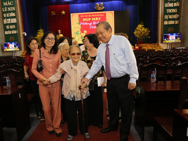 Phó Thủ tướng Trương Hòa Bình tới thăm gia đình một số cán bộ lão thành của tỉnh Long An - Ảnh 1.