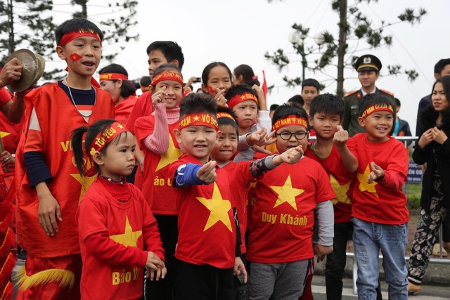 Đội tuyển Việt Nam đã về tới sân bay Nội Bài, đông đảo người hâm mộ chào đón - Ảnh 3.