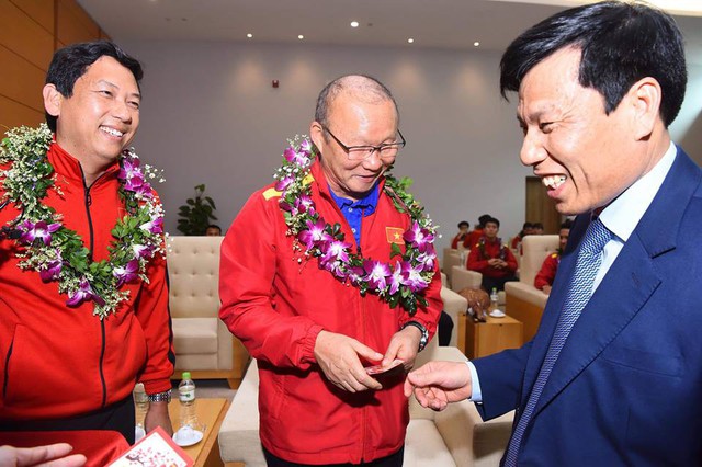 Bộ trưởng Nguyễn Ngọc Thiện đón Đội tuyển Việt Nam - Ảnh 2.
