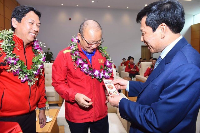 Bộ trưởng Nguyễn Ngọc Thiện đón Đội tuyển Việt Nam - Ảnh 3.