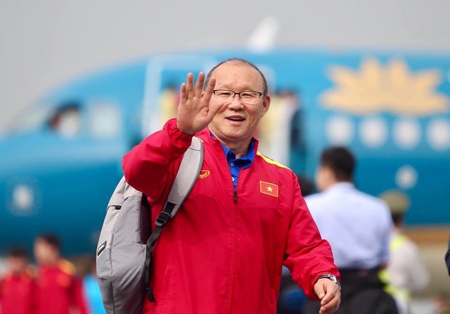 Đội tuyển Việt Nam đã về tới sân bay Nội Bài, đông đảo người hâm mộ chào đón - Ảnh 9.
