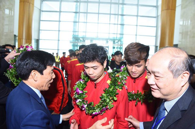 Bộ trưởng Nguyễn Ngọc Thiện đón Đội tuyển Việt Nam - Ảnh 5.
