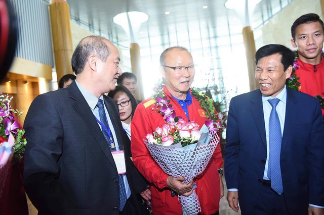 Bộ trưởng Nguyễn Ngọc Thiện đón Đội tuyển Việt Nam - Ảnh 6.