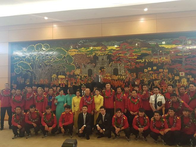 Đội tuyển Việt Nam đã về tới sân bay Nội Bài, đông đảo người hâm mộ chào đón - Ảnh 1.