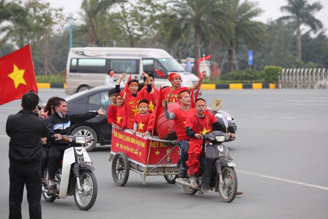 Đội tuyển Việt Nam đã về tới sân bay Nội Bài, đông đảo người hâm mộ chào đón - Ảnh 6.