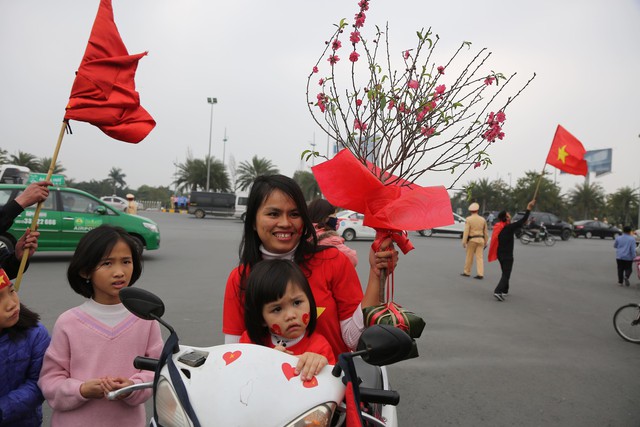 Đội tuyển Việt Nam đã về tới sân bay Nội Bài, đông đảo người hâm mộ chào đón - Ảnh 7.
