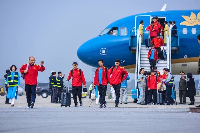 Đội tuyển Việt Nam đã về tới sân bay Nội Bài, đông đảo người hâm mộ chào đón - Ảnh 2.