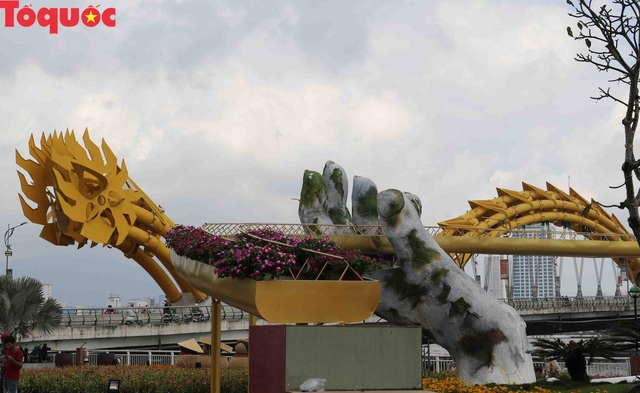 Du khách ngỡ ngàng khi cầu Vàng xuất hiện cạnh cầu Rồng bên bờ sông Hàn - Đà Nẵng - Ảnh 6.