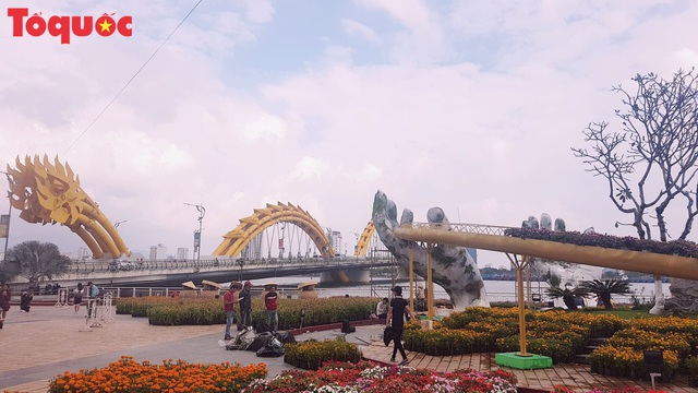 Du khách ngỡ ngàng khi cầu Vàng xuất hiện cạnh cầu Rồng bên bờ sông Hàn - Đà Nẵng - Ảnh 5.