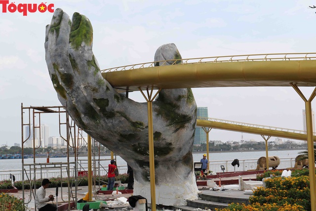 Du khách ngỡ ngàng khi cầu Vàng xuất hiện cạnh cầu Rồng bên bờ sông Hàn - Đà Nẵng - Ảnh 3.