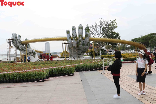 Du khách ngỡ ngàng khi cầu Vàng xuất hiện cạnh cầu Rồng bên bờ sông Hàn - Đà Nẵng - Ảnh 10.