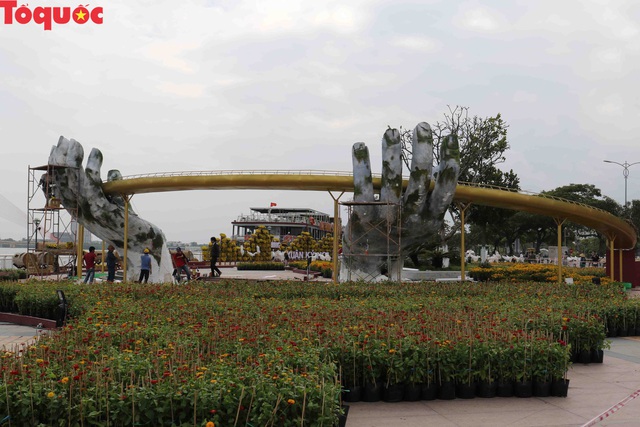 Du khách ngỡ ngàng khi cầu Vàng xuất hiện cạnh cầu Rồng bên bờ sông Hàn - Đà Nẵng - Ảnh 11.