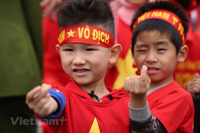 Đội tuyển Việt Nam đã về tới sân bay Nội Bài, đông đảo người hâm mộ chào đón - Ảnh 11.