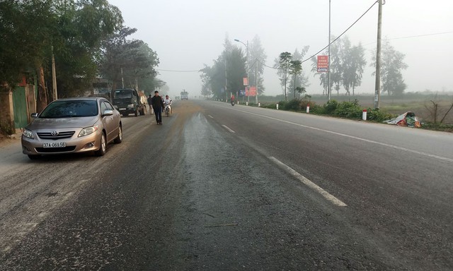 Nghệ An: Dầu ăn đổ ra đường trải dài hơn 10km, ô tô lật nhào - Ảnh 4.