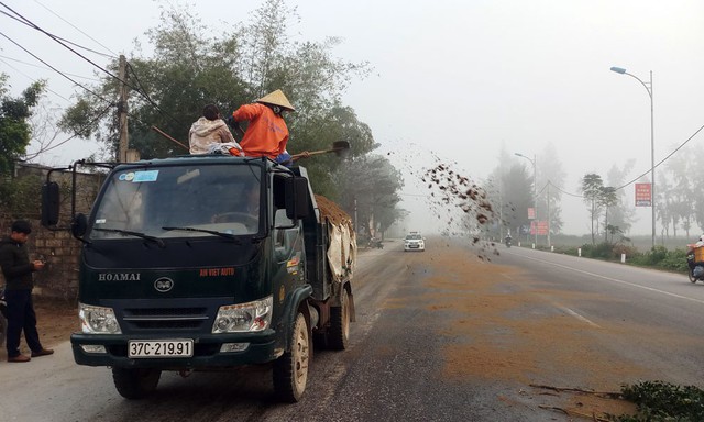 Nghệ An: Dầu ăn đổ ra đường trải dài hơn 10km, ô tô lật nhào - Ảnh 3.