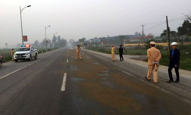 Nghệ An: Dầu ăn đổ ra đường trải dài hơn 10km, ô tô lật nhào - Ảnh 5.